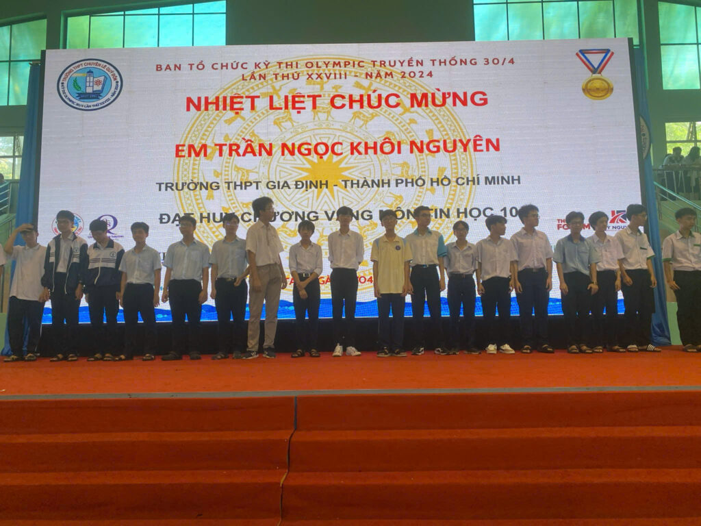 Trần Ngọc Khôi Nguyên nhận huy chương Olympic học sinh giỏi